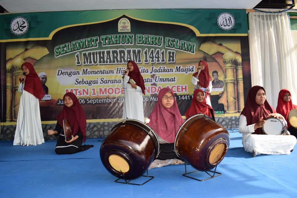 Siswa-siswi MTsN 1 Model Banda Aceh menampilkan Hadrah pada acara memperingati Muharram 1441 H. (Jum'at,06-09-2019)