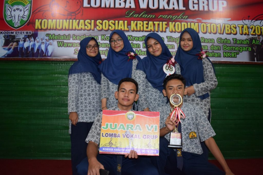 Foto Bersama Peserta Lomba Vokal Grup MTsN 1 Model Banda Aceh, seusai menerima hadiah. (Sabtu/28-09-2019)