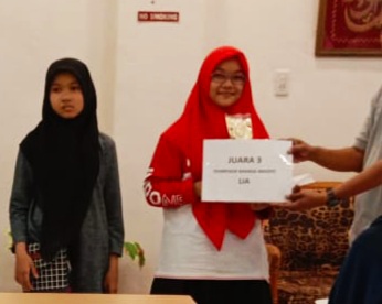 MENERIMA HADIAH: Siswi MTsN 1 Model Banda Aceh menerima hadiah seusai pengumuman dikantor LIA Lampriet. Ahad(13/10/2019)