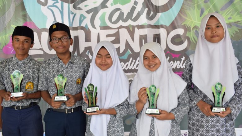 FOTO BERSAMA: Peserta MTsN 1 Model Banda Aceh foto bersama seusai menerima hadiah, kamis(10/10/2019)