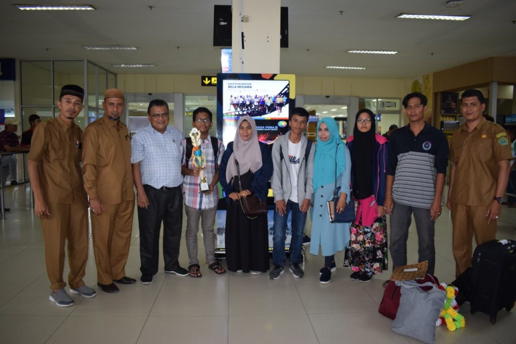 Peserta bersama orang tua dan Official Optika MTsN 1 Model Banda Aceh didampingi Kepala Madrasah dan Wakil Kepala saat tiba kembali di Bandara SIM Blang Bintang Aceh Besar, Senin,(14/10/2019)