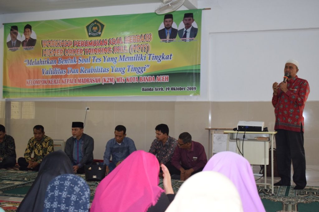 LAPORAN PANITIA; Ketua Panitia, Junaidi Ib, sekaligus Kepala MTsN 1 Banda Aceh memberi laporan panitia terkait pelaksanaan workshop perumusan soal berbasis Hots. sabtu,(19/10/2019)