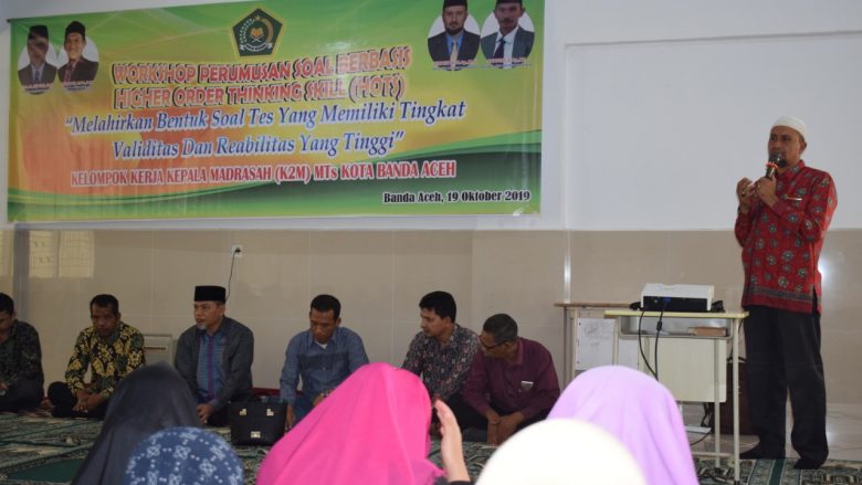 LAPORAN PANITIA; Ketua Panitia, Junaidi Ib, sekaligus Kepala MTsN 1 Banda Aceh memberi laporan panitia terkait pelaksanaan workshop perumusan soal berbasis Hots. sabtu,(19/10/2019)