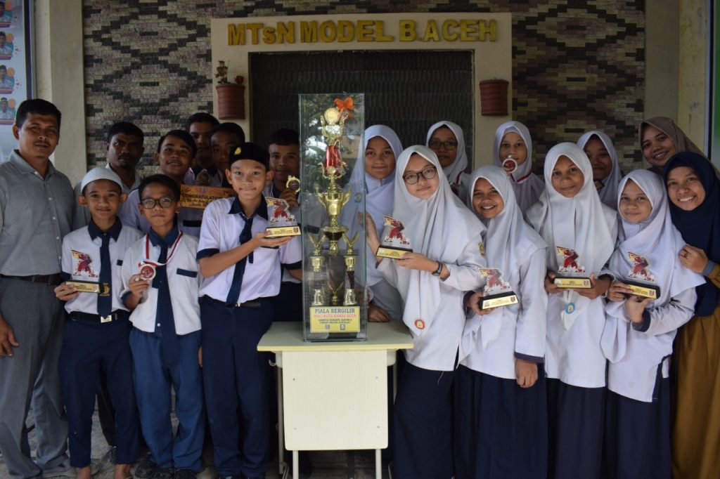 PIALA BERGILIR: Official dan Peserta MTsN 1 Model Banda Aceh foto bersama seusai merayakan Juara Bergilir Walikota Banda Aceh Realistiq SMAN 3 Banda Aceh, senin(28/10/2019)