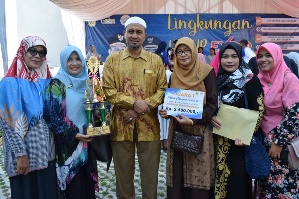 FOTO BERSAMA: Tim Adiwiyata Sekolah MTsN 1 Model Banda Aceh foto bersama seusai mengambil piala, (Ahad, 10/11/2019)