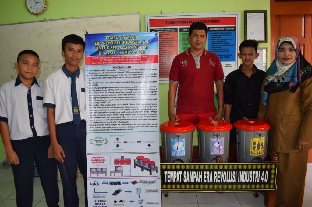 FOTO BERSAMA: Tim Kompetisi Robotik MTsN 1 Model Banda Aceh foto bersama dengan Wakil Kepala bidang Kesiswaan Armaidi, S.Pd., M.Pd sebelum berangkat kesurabaya. (Kamis, 12/11/2019)