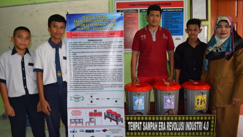 FOTO BERSAMA: Tim Kompetisi Robotik MTsN 1 Model Banda Aceh foto bersama dengan Wakil Kepala bidang Kesiswaan Armaidi, S.Pd., M.Pd sebelum berangkat kesurabaya. (Kamis, 12/11/2019)