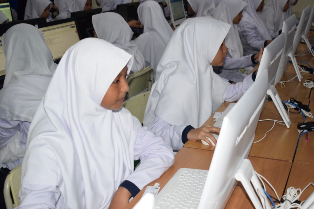 UJIAN ONLINE: Para siswa-i MTsN 1 Model Banda Aceh serius membaca soal dalam ujian semester ganjil online menggunakan Computer. (Senin, 02/12/2019)
