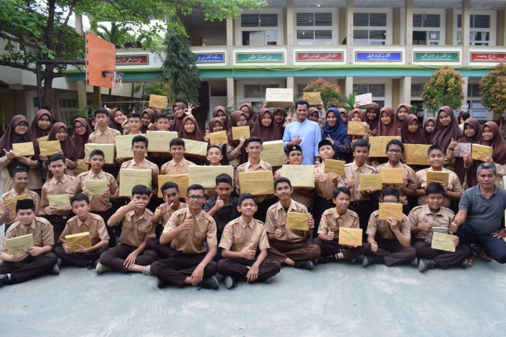 TUNJUKKAN HADIAH: Siswa-i MTsN 1 Model Banda Aceh foto bersama dengan tunjukkan hadiah ekskul seusai pembagian dihalaman sekolah. (Sabtu, 21/12/2019)