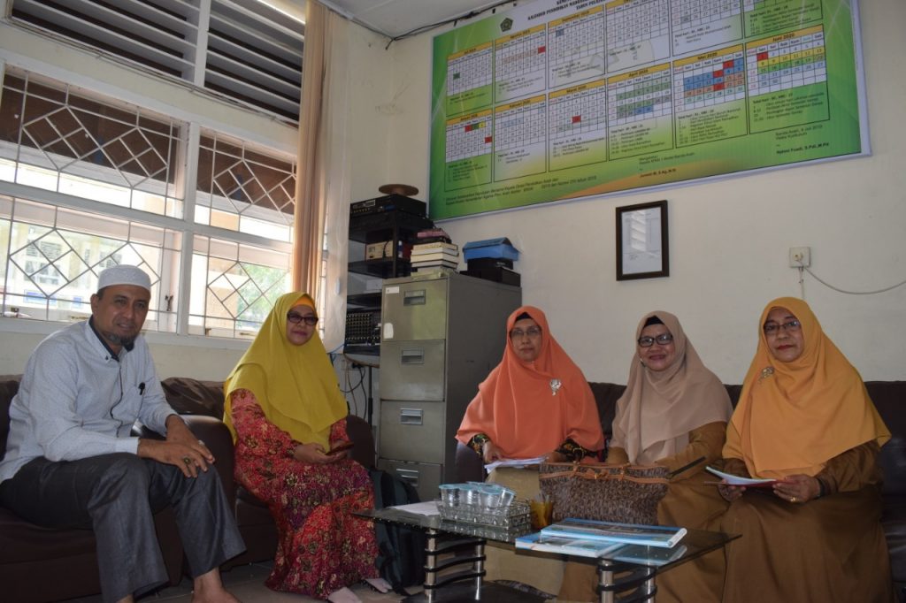 KUNJUNGAN PENGAWAS: Pengawas Madrasah Kab. Aceh Besar melakukan kunjungan supervisi silang ke MTsN 1 Model Banda Aceh. (Senin, 23/12/2019)