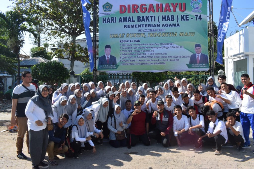FOTO BERSAMA: Anggota DC BCM MTsN 1 Model Banda Aceh foto bersama dengan Kakankemenag Kota Banda Aceh sesuai tampil di jln santai sehat HAB ke-74. (Ahad, 29/12/2019)