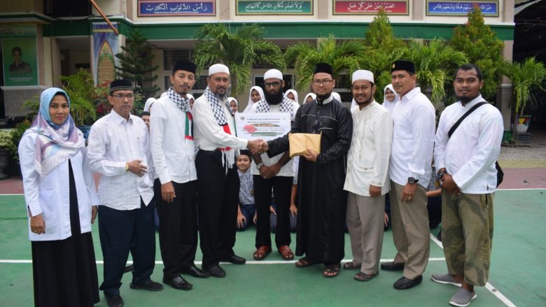 MTsN 1 Model Banda Aceh kembali mendonasi Palestina, kesempatan ini dalam rangka pembangunan masjid Istiqlal Indonesia diGaza yang dihimpun sejak 9 s.d 10 Maret. Diserahkan Rabu, (11/03/2020)