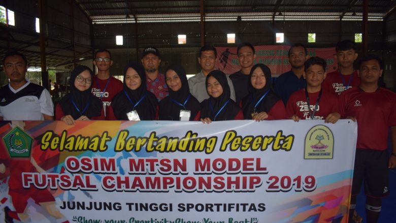 FOTO BERSAMA: Panitia/Pengurus Osim foto bersama dengan kepala MTsN 1 Banda Aceh, Wakil kepala bidang kesiswaan dan offisial peserta seusai pembukaan. sabtu,(02/11/2019)