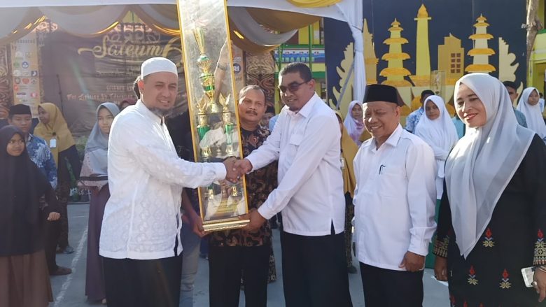 Penyerahan Juara Umum Tingkat Madrasah Oleh Kabag TU Kanwil Kemenag Provinsi Aceh Saifuddin, SE