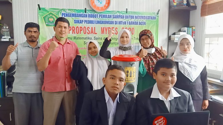 PRESENTASI MYRES--Parawakamad Bid. Kesiswaan dan Kurikulum MTsN 1 B.Aceh  Armaidi, S.Pd.,M.Pd dan Rahmi Fuadi, S.Pd.I.,M.Pd foto bersama para siswa MTsN 1 B.Aceh usai mempresentasikan Madrasah Young Researcher Super Camp (MYRES) tahun 2020 secara virtualdidampingi Para Pembimbing Mahni Harahap, M.Pd dan Rosalia Sari,S.Pd di MTsN 1 B.Aceh. AHAD(18/10/2020)